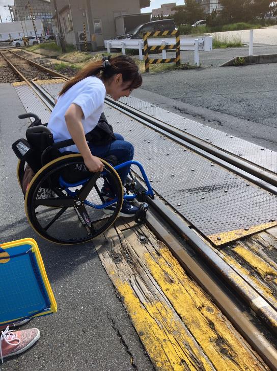 図6.線路を車いすで横断