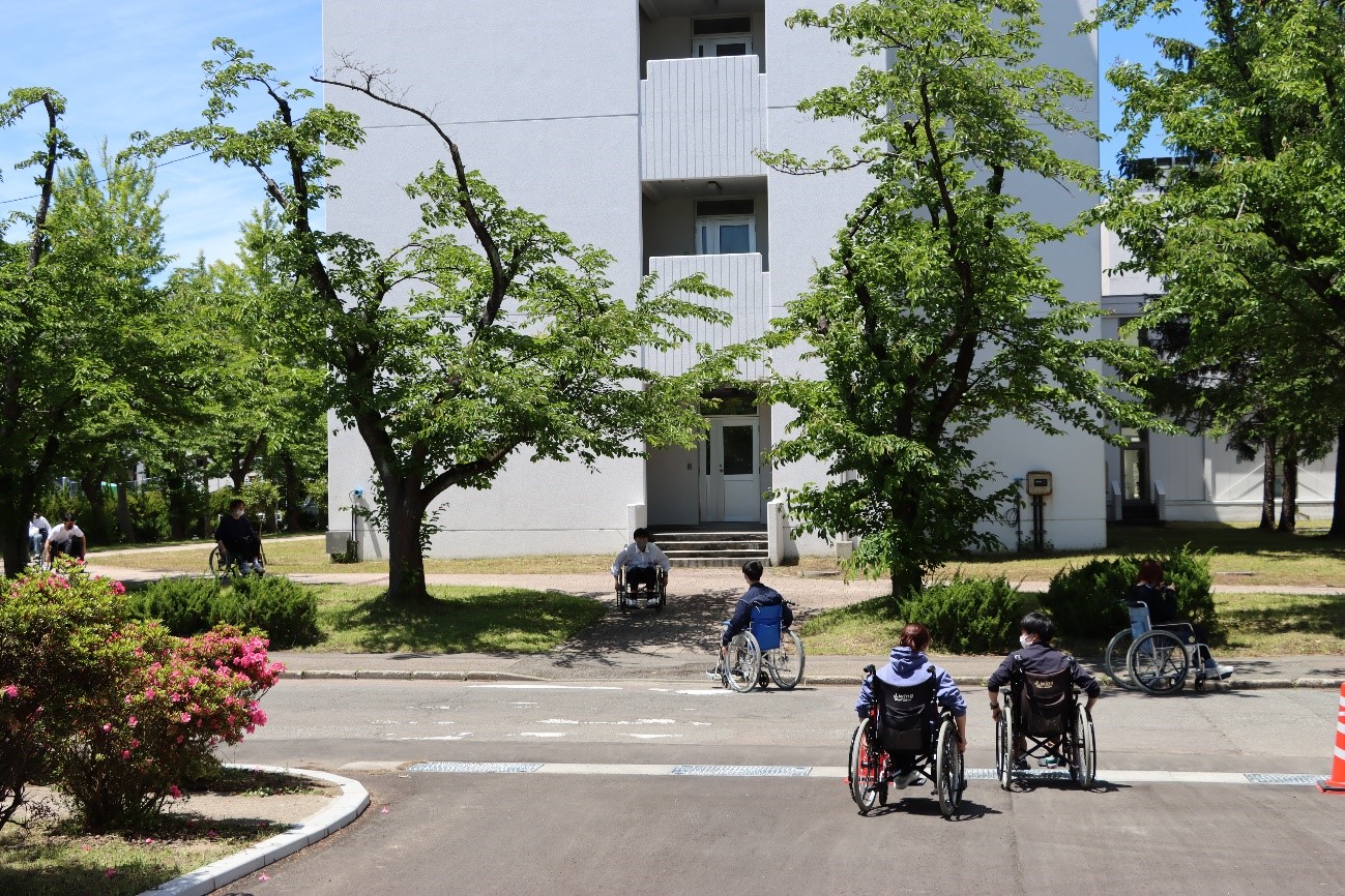 生活支援技術学実習　車いす駆動実習