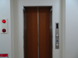講堂と一階をつなぐエレベーター